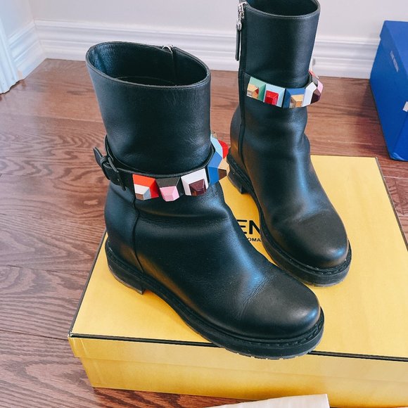 9.8/10 New Fendi Boots, 100% authentic. - Picture 2 of 10